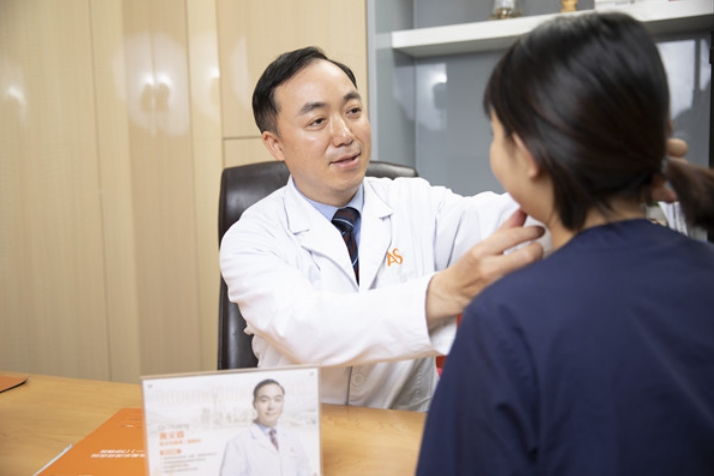 黃義森面診中。重慶美侖美奐整形美容醫院供圖