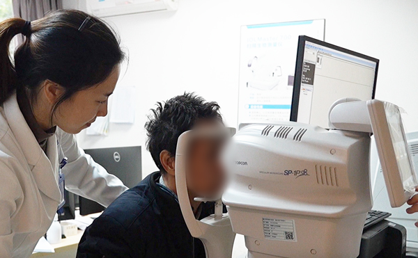 醫務人員為患者進行眼部檢查。重慶普瑞眼科醫院供圖