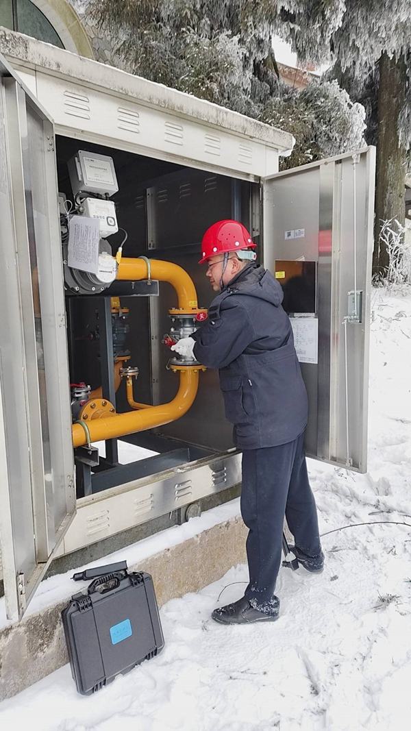 受新一輪寒潮影響，海拔1700多米的豐都南天湖迎來大幅度降溫降雪，為保障第四屆冰雪旅游季活動的黃金期用氣需求和生活生產安全平穩供氣，重慶燃氣豐都公司南天湖服務站工作人員加強燃氣設備維度維護力度，增加巡查頻次，在零下7度的低溫天氣下堅持對景區調壓柜等用氣設施進行重點巡護，確保特殊天氣下的安全平穩供氣。重慶燃氣集團供圖