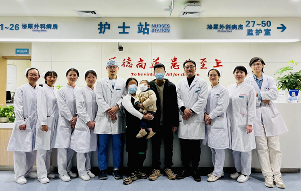 1月25日，文文順利康復出院。重醫附屬兒童醫院供圖