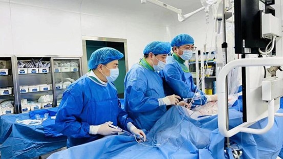 宋明寶（右一）團隊手術中。重慶西區醫院供圖