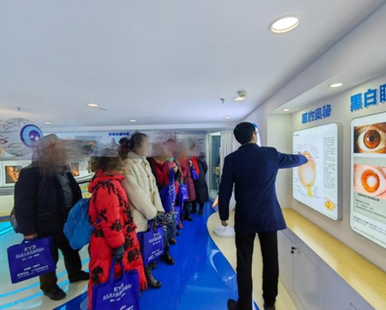 市民參觀眼健康科普基地。重慶愛爾眼科醫院總院供圖