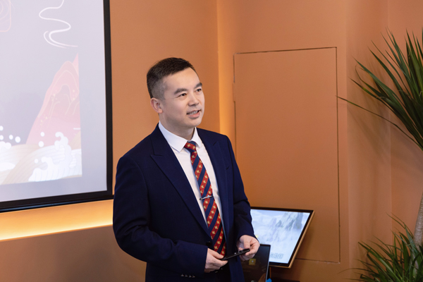 宋居財作介紹。重慶銅雀臺整形外科醫院供圖