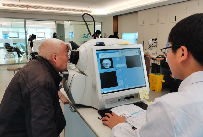 患者在醫院進行眼部檢查。重慶南坪愛爾眼科醫院供圖