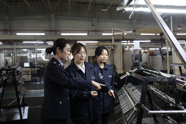 近日，涪陵區稅務人員走訪重慶美心翼申機械股份有限公司，了解生產經營情況，宣傳稅收優惠政策。馬曉敏攝