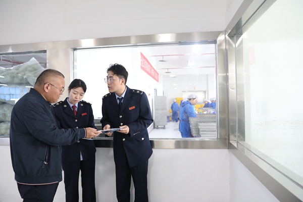 巫山縣稅務局大昌稅務所青苗服務隊走訪轄區企業，輔導其適用的稅費優惠政策。余琦攝