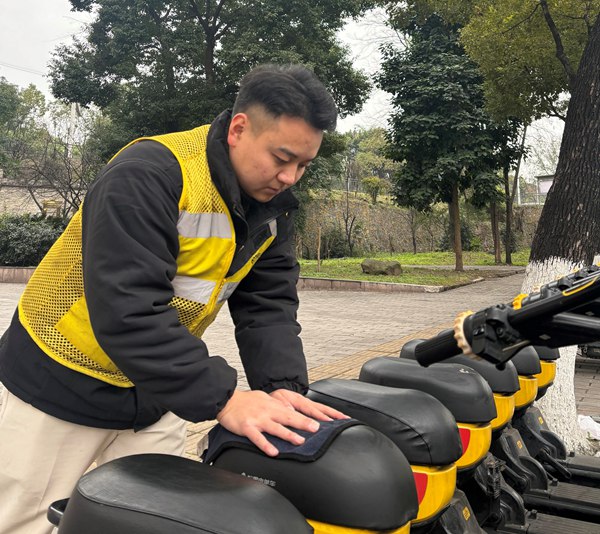 松果出行重慶萬州運維人員對車輛進行清潔。松果出行供圖