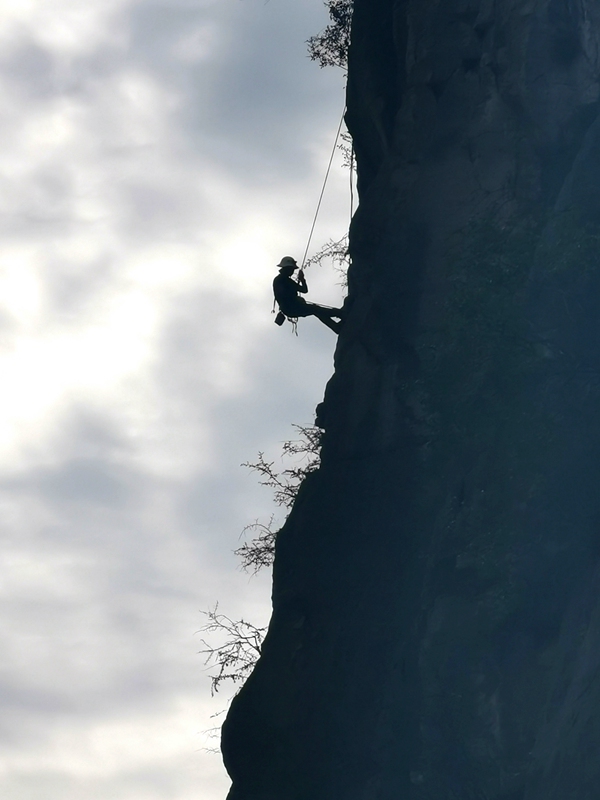 《高空攀巖，地調剪影》。7月，為做好庫區危巖治理工作，重慶地質礦產研究院派出“蜘蛛人”開展高空調查，為監測設備安裝找準定位。鄧朝松攝