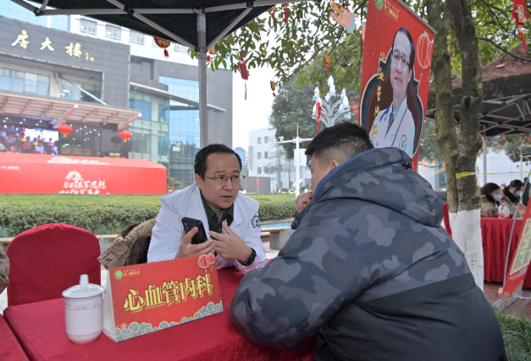 心血管內科專家于世勇為市民義診。譚又銘攝