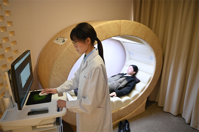 醫生正在為病人進行光照治療。