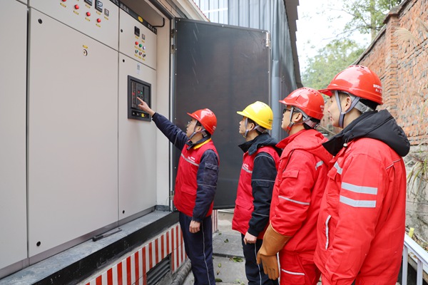 工作人員對充電站變壓器進行運行檢查。國網重慶永川供電公司供圖