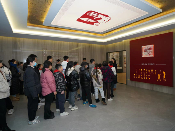 同學們參觀考古標本陳列館。重慶華美整形外科醫院供圖