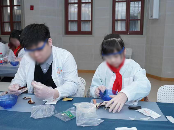 同學們體驗“文物修復”。重慶華美整形外科醫院供圖