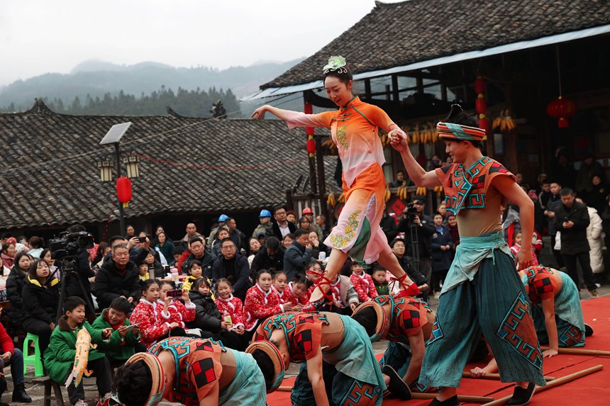 黔江區小南海鎮橋梁村古楓寨舉辦村晚。楊敏攝