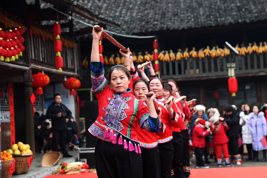 黔江區小南海鎮橋梁村古楓寨舉辦村晚。楊敏攝