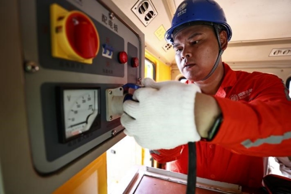 黃帆正在對電纜進行檢修和監測。龔超攝