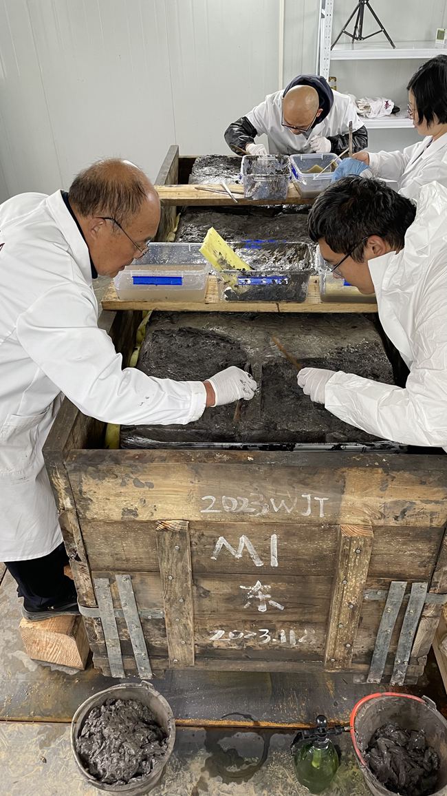 考古人員正在實驗室清理出土文物。黃偉 攝