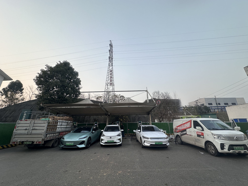 工作日，晏家服務區充電車位停滿車充電，還有車輛在排隊等待。 許琳珮攝