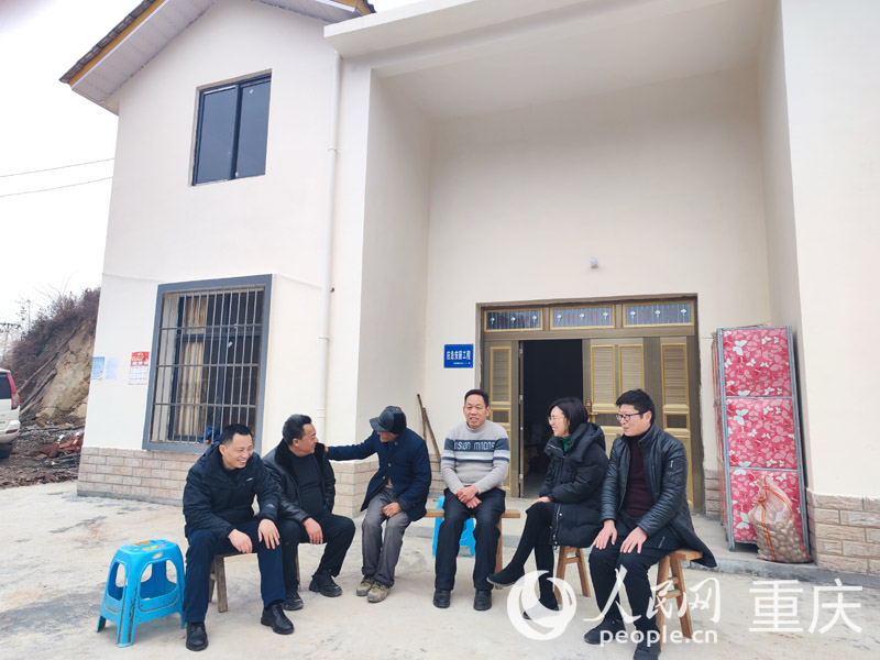 新居院壩里，村干部和村民程地同拉家常。人民網 陳琦攝