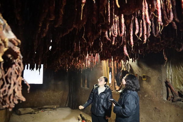 近日，城口縣稅務人員走訪重慶巴山物語食品加工有限公司，了解生產經營情況，宣傳相關稅收優惠政策。重慶市稅務局供圖