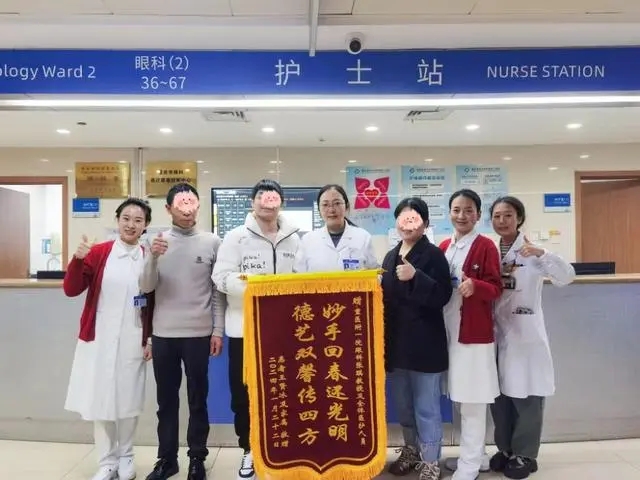 小王為醫護人員送來錦旗。醫院供圖