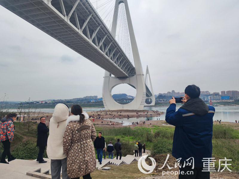 市民在新修好的觀景平臺拍照打卡。人民網 陳琦攝