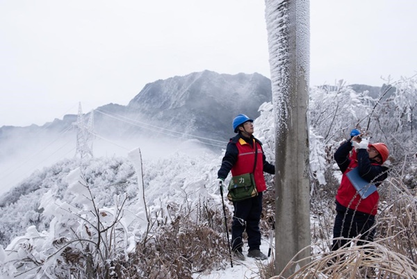 2月7日，國網重慶城口供電公司輸電運維班員工在城口三排山觀冰站開展輸電線路覆冰特巡。牟丹陽攝