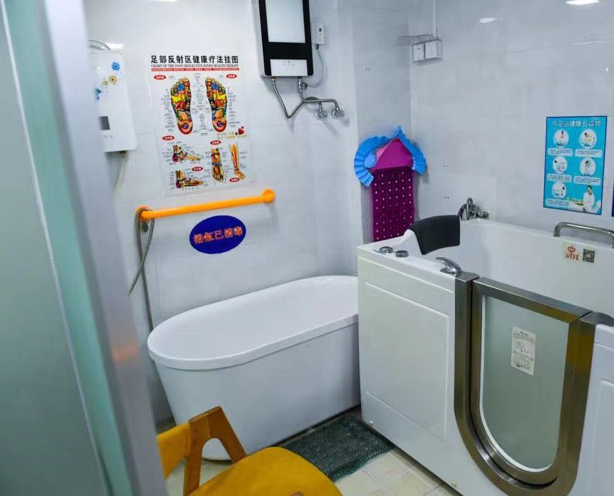 石橋鋪街道柏林養老服務站助浴服務設施。周小平攝