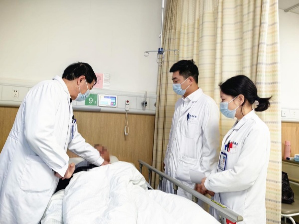 于學軍（左一）查房中。重慶西區醫院供圖