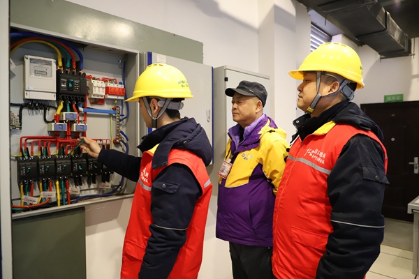 對配電室設備進行特巡。國網重慶永川供電公司供圖