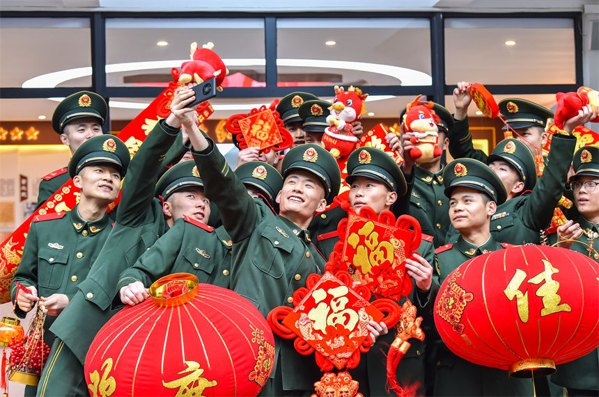 官兵們拍照留念，記錄美好瞬間。李哲攝