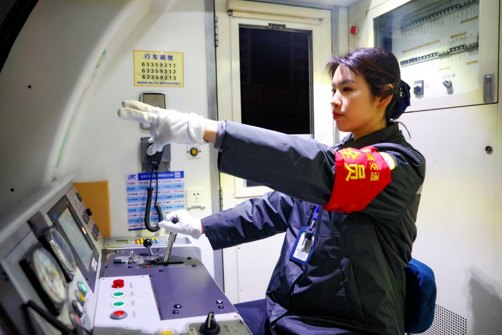 張鑫執行列車行車任務。重慶軌道集團供圖