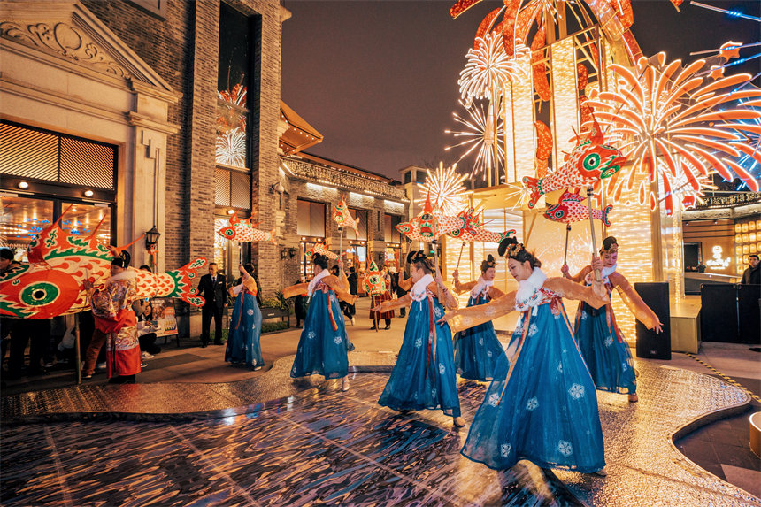 游客在迎春燈會上游玩賞燈、看民俗表演，熱熱鬧鬧迎新春。郭旭攝