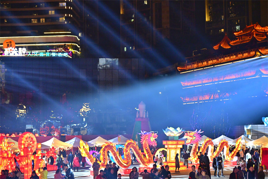 各式各樣的花燈展，吸引眾多游客前來賞燈、打卡拍照，共慶新春佳節。郭旭攝