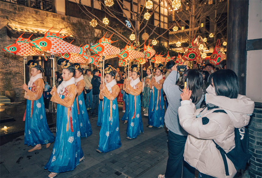 各式各樣的花燈展，吸引眾多游客前來賞燈、打卡拍照，共慶新春佳節。郭旭攝