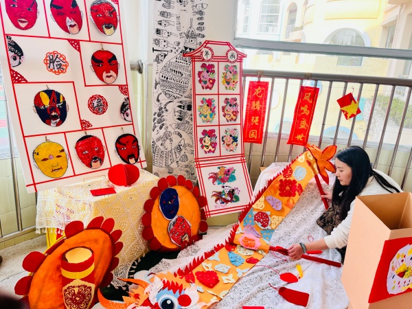 永川區三官殿幼兒園開展教室布置，營造喜慶的開學氛圍。永川區教委供圖