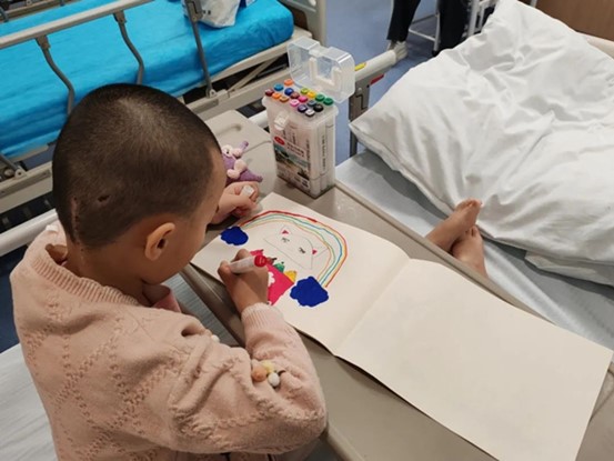 小女孩恢復良好。重慶西區醫院供圖