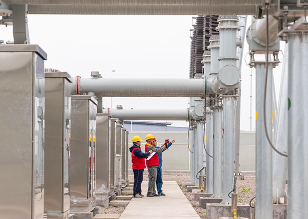 電力員工在企業升壓站進行安全檢查。國網重慶永川供電公司供圖