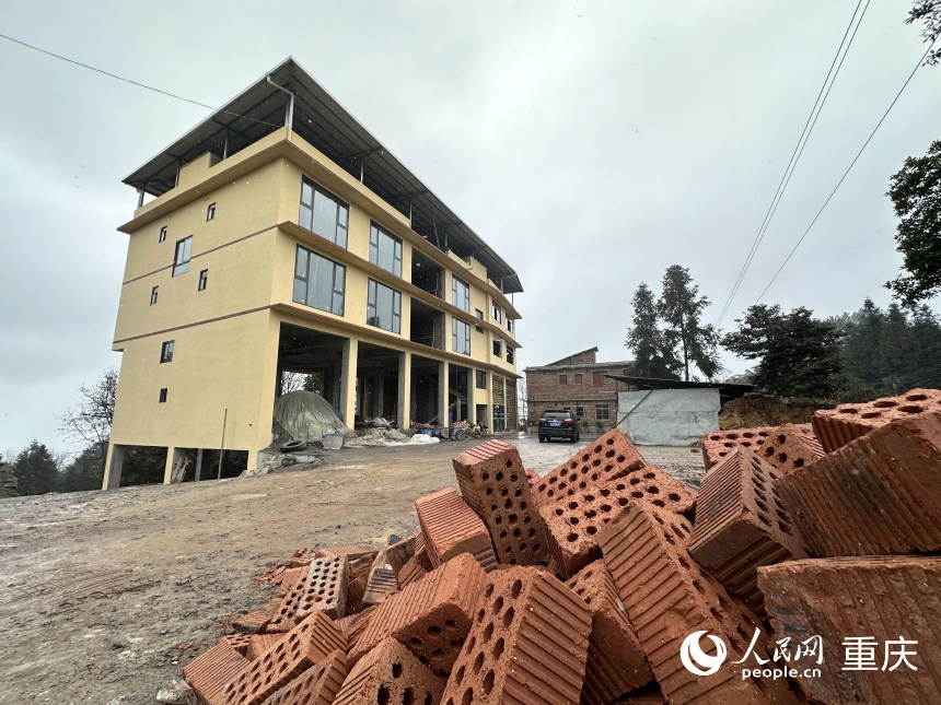 穆仁萬兩兄弟正在建設的新房。人民網記者 劉政寧攝