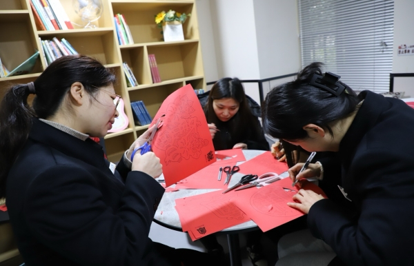 剪紙活動。受訪者供圖