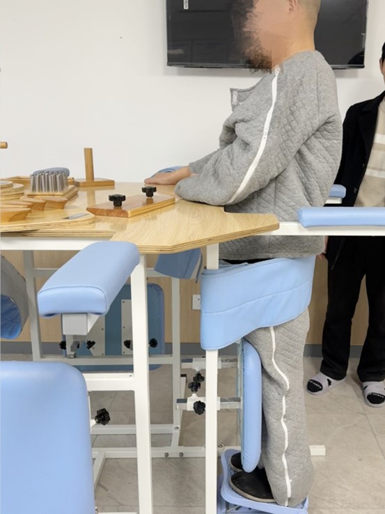 借助助力器站立行走。重慶西區醫院供圖