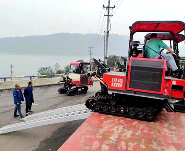 購置的農機設備到達西沱。重慶智慧農服集團供圖