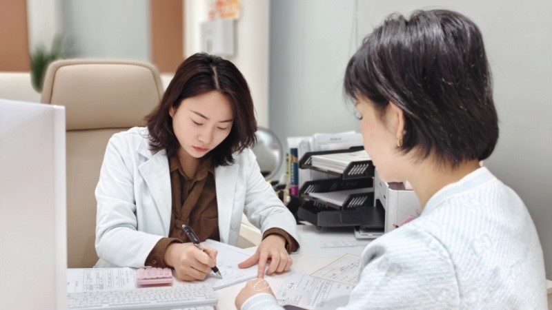 余航美為求美者面診。重慶諾美欣悅（媛頌）醫療美容供圖