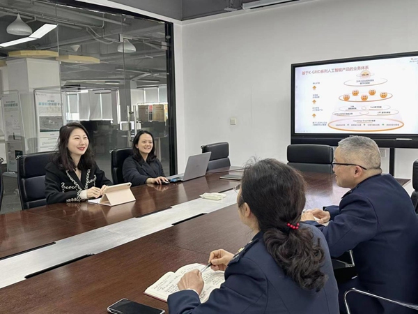 兩江新區稅務人員走訪重慶譽存科技有限公司，匯報工作情況，征求意見建議。鄒艷紅攝