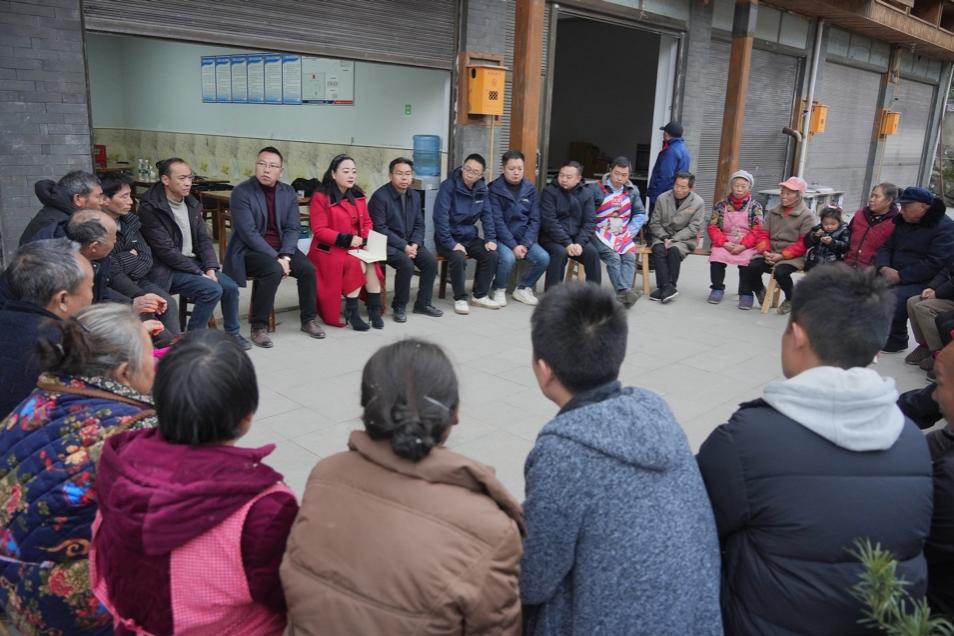 嚴琦收集橋頭鎮當地居民發展建議。受訪者供圖