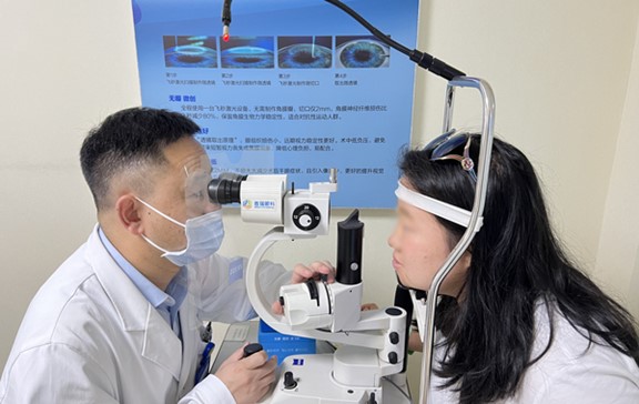 葉進為患者檢查眼部情況。重慶普瑞眼科醫院供圖