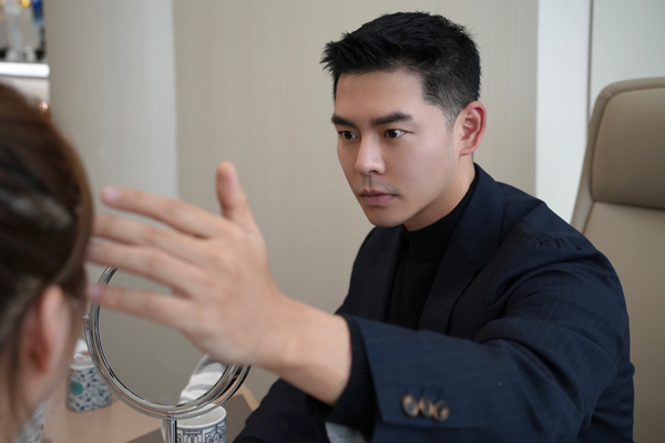 胡然為患者面診。重慶諾美欣悅（媛頌）醫療美容供圖