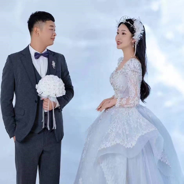 楊強和妻子的結婚照。重慶兩江新區公安分局供圖