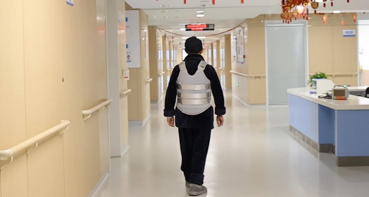 術后的吳爺爺在病區散步。重慶西區醫院供圖