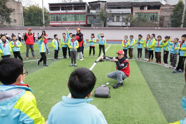 國網重慶北碚供電公司國網紅巖青年志愿者在北碚區雙鳳橋小學“電力愛心教室”講解無人機使用方法。張強攝